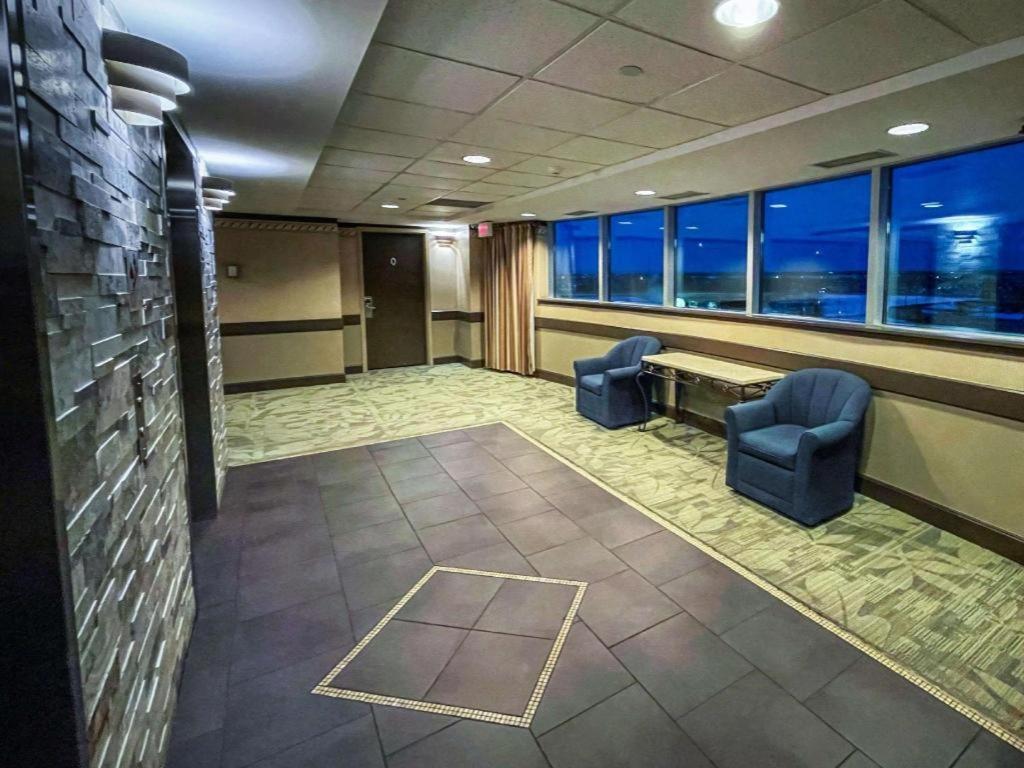 The Glenmore Inn & Convention Centre YYC Exteriör bild