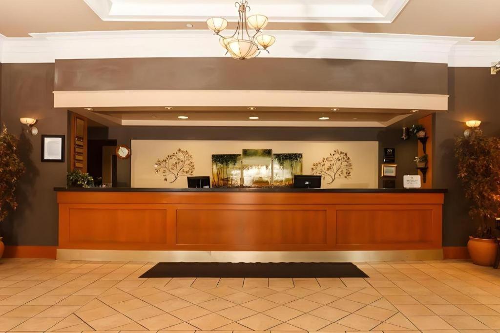 The Glenmore Inn & Convention Centre YYC Exteriör bild